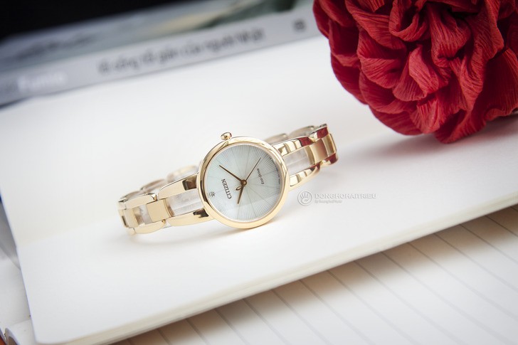 Đồng hồ Citizen EM0432-80Y: Thiết kế với dây đeo lạ mắt - Ảnh 3