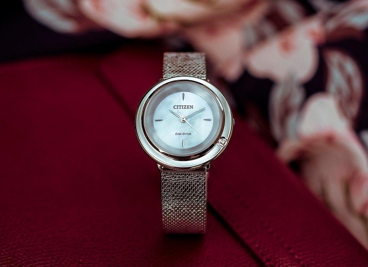 Đồng hồ Citizen EM0640-82D khảm xà cừ, dây lưới sang trọng - Ảnh 1