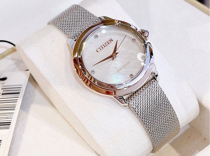 Đồng hồ Citizen EM0796-59Y: Sang trọng với vẻ đẹp kim cương - Ảnh 4