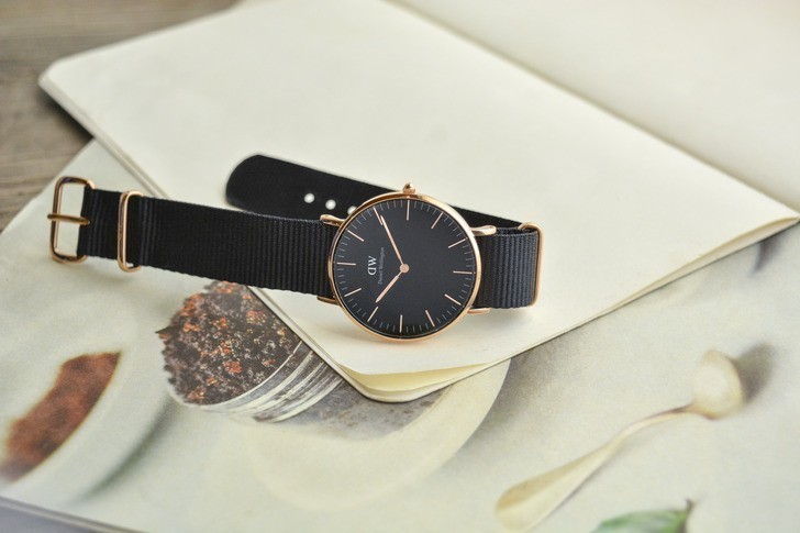 Đồng hồ Daniel Wellington DW00100150 giá rẻ, thay pin free - Ảnh 1