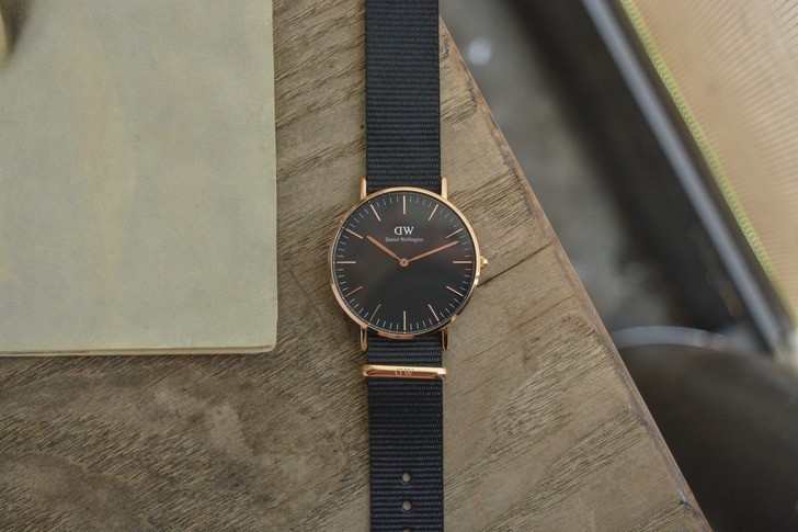 Đồng hồ Daniel Wellington DW00100150 giá rẻ, thay pin free - Ảnh 2