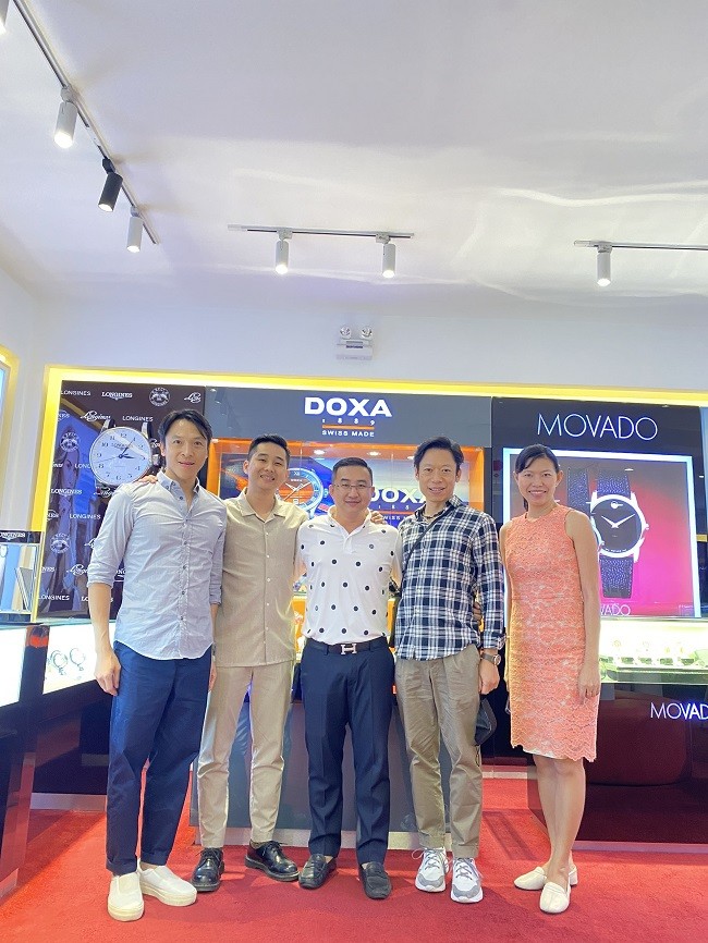 Giám đốc phân phối Doxa Thụy Sỹ thăm showroom Hải Triều - Ảnh: 1