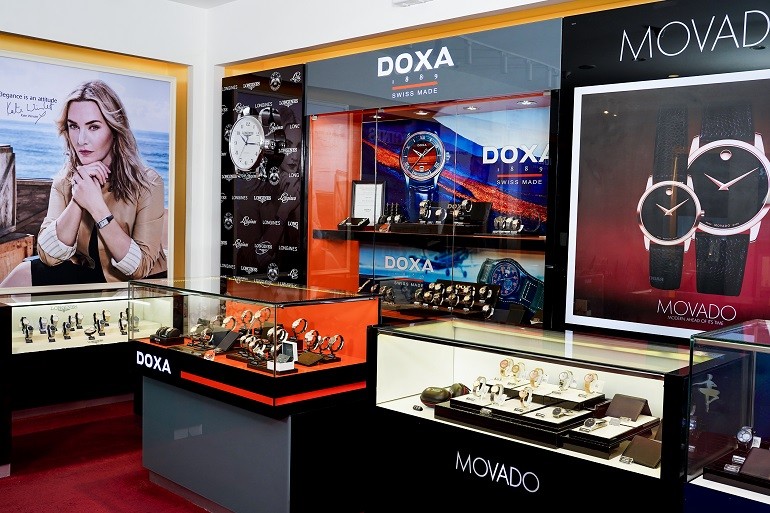 Giám đốc phân phối Doxa Thụy Sỹ thăm showroom Hải Triều - Ảnh: 2