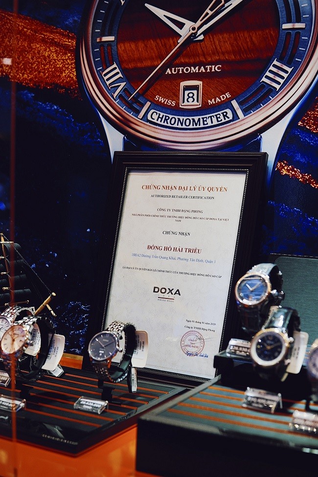 Giám đốc phân phối Doxa Thụy Sỹ thăm showroom Hải Triều - Ảnh: 6