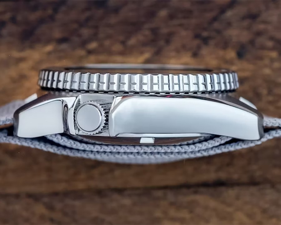 Seiko SKX013 có đường kính 37mm và độ dày 13mm