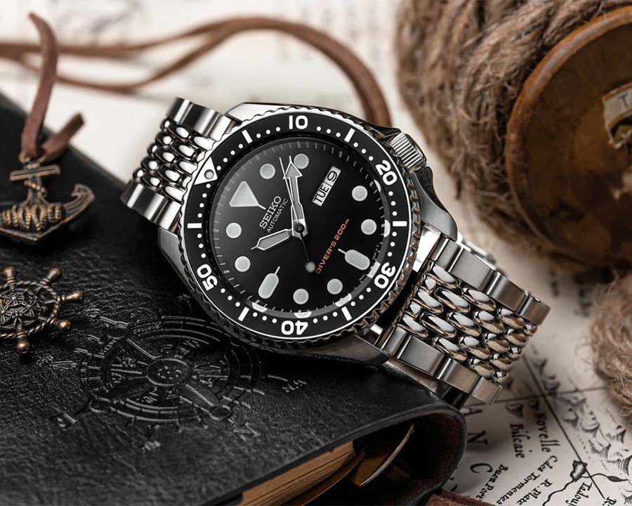 Đồng hồ Seiko SKX013 được hoàn thiện với chất liệu cao cấp