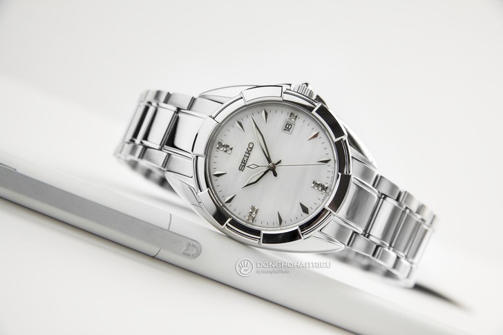 Đồng hồ Seiko SKK885P1: Thiết kế đính pha lê, kính sapphire - Ảnh ă