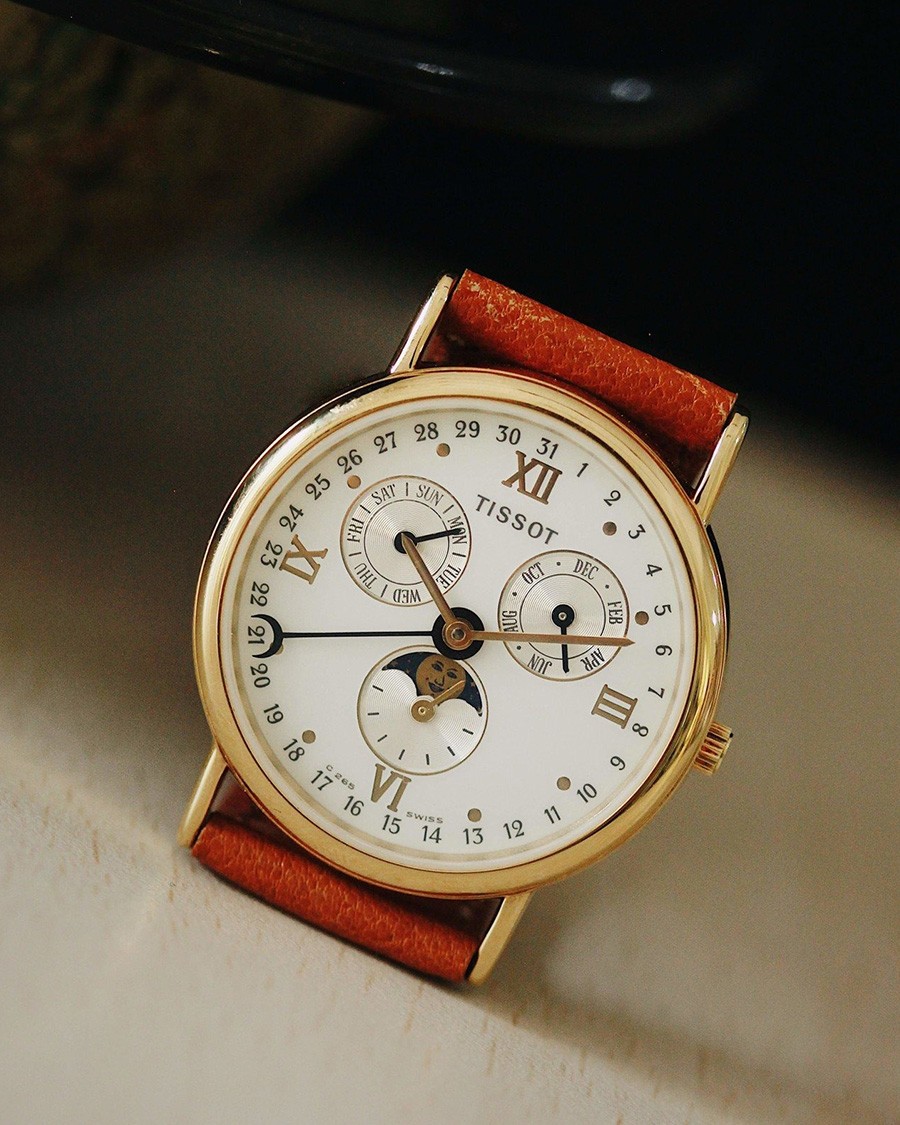 Đồng hô Tissot Moonphase cổ điển có kim chỉ ngày hình lưỡi liềm - ảnh 5