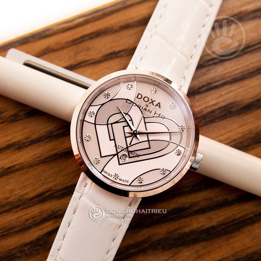 Đồng hồ Dorian Ho với thiết kế mặt số 2 hình trái tim đan vào nhau vô cùng lạ mắt