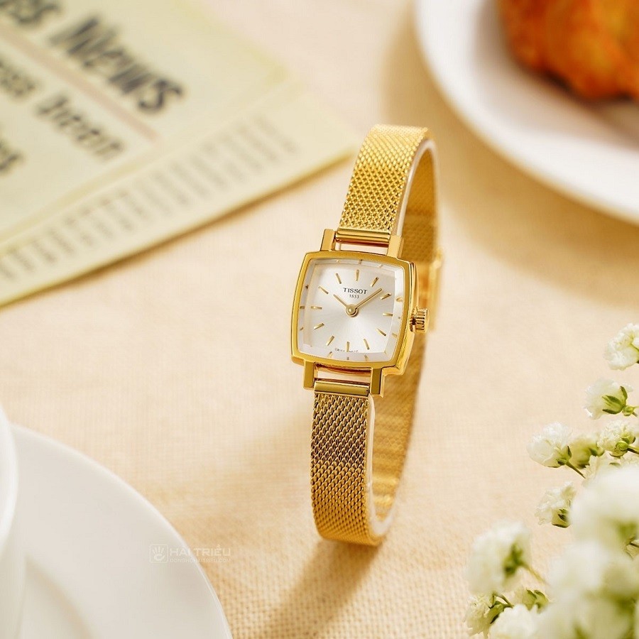Đồng hồ Tissot Lovely Square dành cho nữ rất sang trọng nhờ dây kim loại mạ vàng và mặt vuông cổ điển