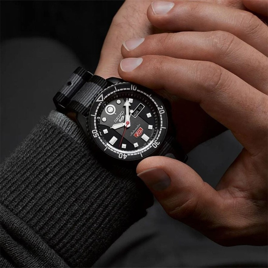 Đồng hồ Seiko 5 Sport Super Cub sử dụng tông màu xám, đen