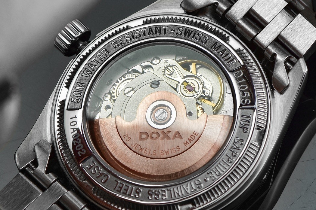 Cỗ máy đồng hồ Doxa kim cương