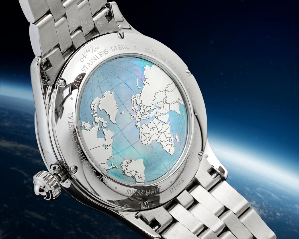 Hình ảnh quả địa cầu ở mặt sau đồng hồ Doxa vàng 18k