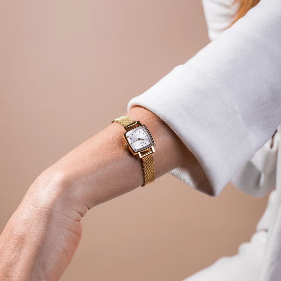 Đồng hồ nữ Tissot Lovely Square khi đeo lên cổ tay của nàng