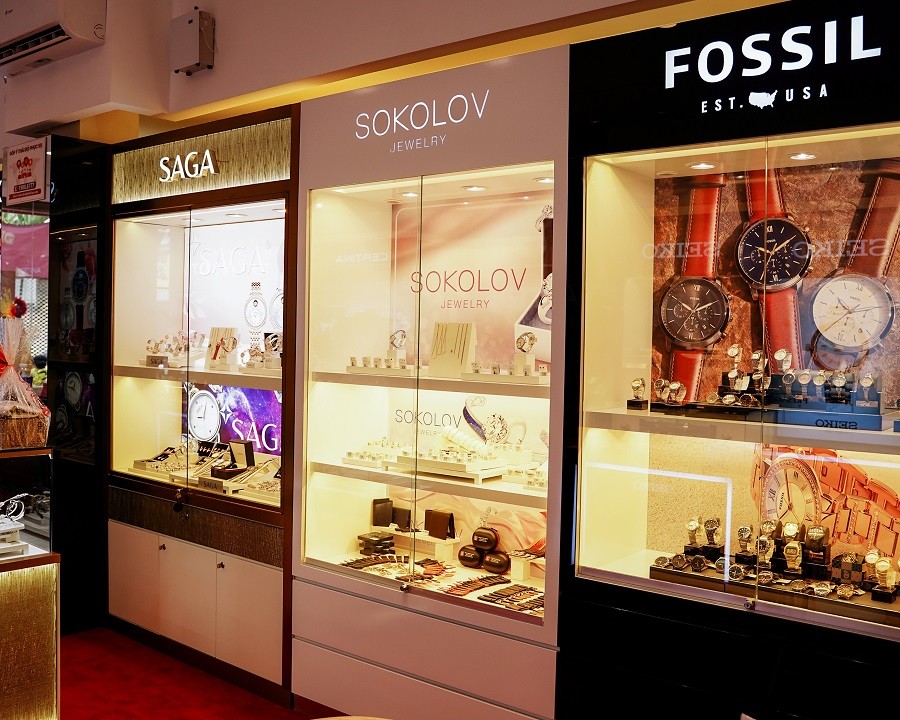 Một góc bên trong showroom của Đồng Hồ Hải Triều bao gồm tủ trưng bày đồng hồ Saga, Sokolov và Fossil