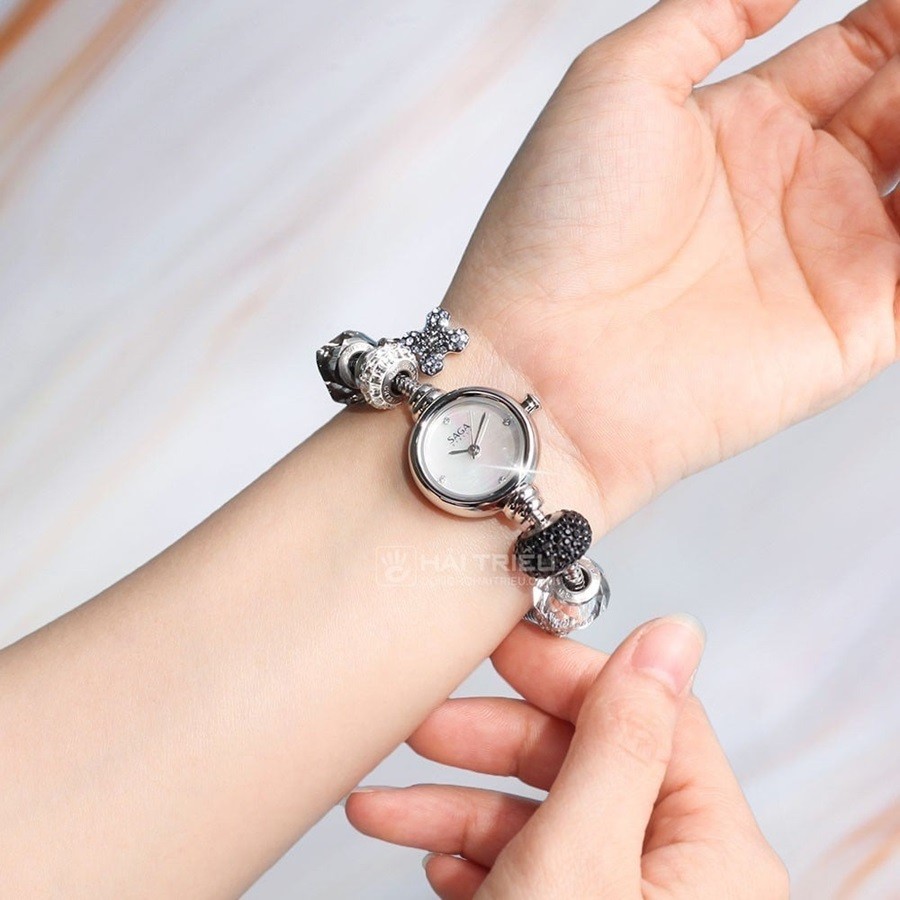 Đồng hồ nữ Saga Charm đẹp kiêu kỳ khi ở trên cổ tay của phụ nữ