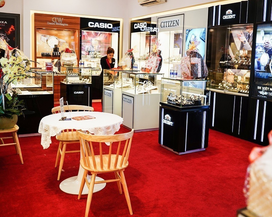 Giám đốc phân phối Doxa Thụy Sỹ thăm showroom Hải Triều