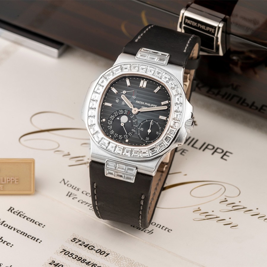 Review Patek Philippe Nautilus 5724 có gì đặc biệt, mẫu hot - Ảnh 1