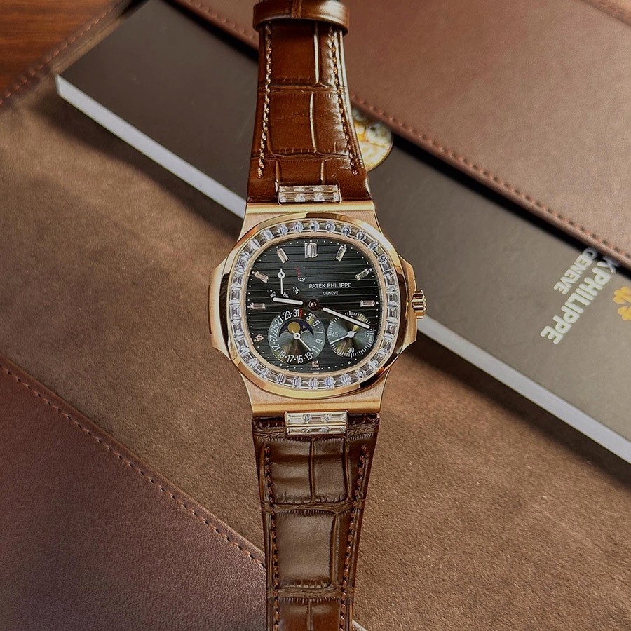 Review Patek Philippe Nautilus 5724 có gì đặc biệt, mẫu hot - Ảnh 5