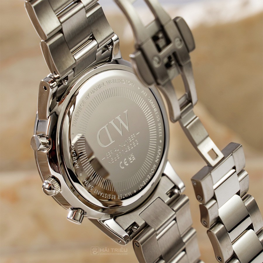 Vỏ thép sáng bóng và bền bỉ của Daniel Wellington Iconic Link