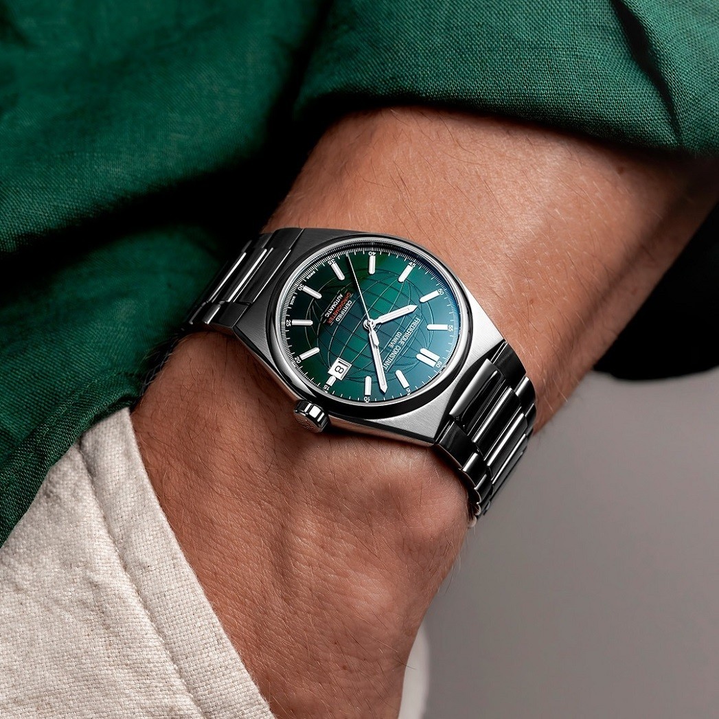Đồng hồ Frederique Constant Highlife dây kim loại mặt xanh lá