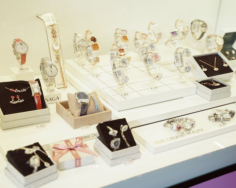 Tủ trưng bày đồng hồ Saga tại Hải Triều
