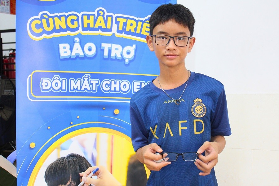 Các em nhỏ tại Mái Ấm Hoa Huệ và Ngôi Sao háo hức khi được khám và tặng kính - ảnh 18