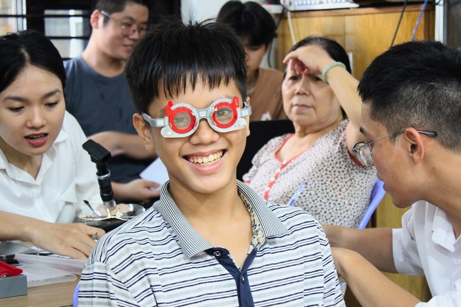 Các em nhỏ tại Mái Ấm Hoa Huệ và Ngôi Sao háo hức khi được khám sàng lọc - ảnh 17