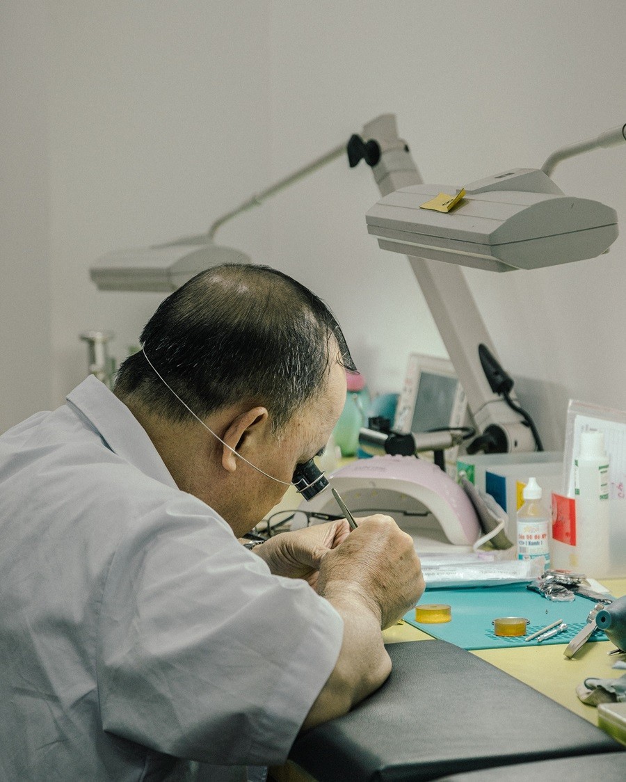 Kỹ thuật viên sửa chữa đồng hồ tại Đồng Hồ Hải Triều