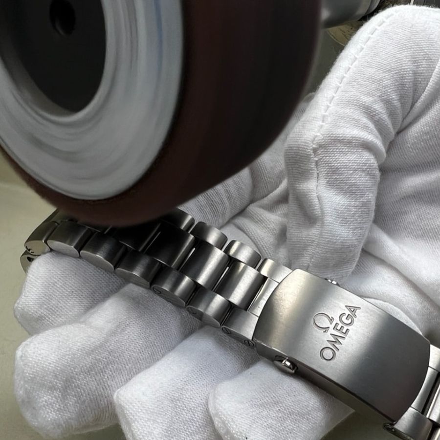 Đánh bóng đồng hồ Omega 2