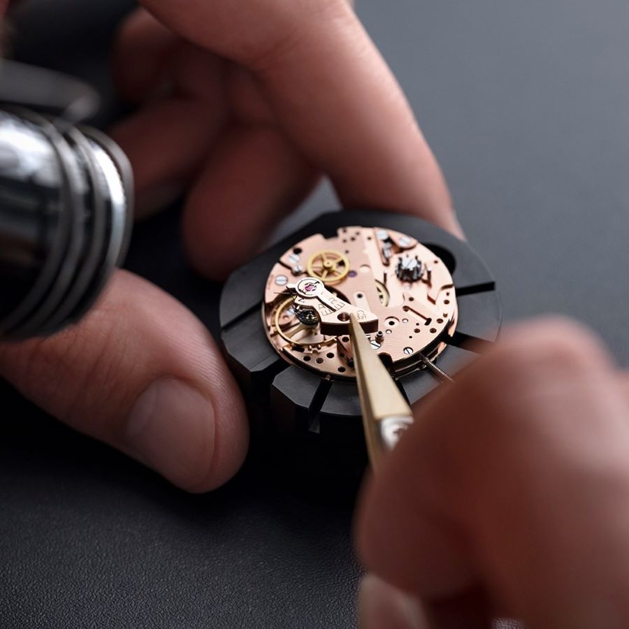 Lau dầu đồng hồ Omega