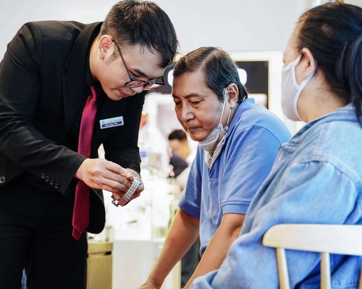 Nhân viên tại Đồng Hồ Hải Triều tư vấn tận tình cho khách hàng tìm mua chiếc đồng hồ phù hợp