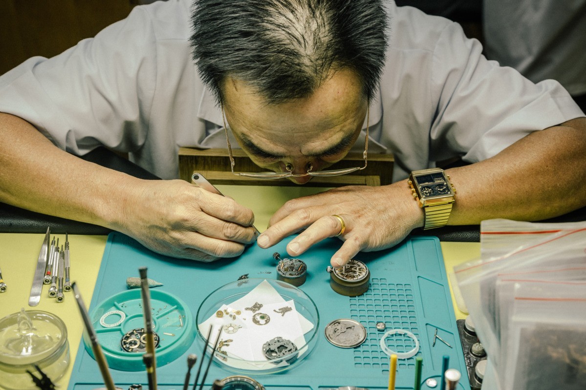 Vệ sinh đồng hồ nam dây kim loại định kỳ 2 tuần/ lần để đảm vẻ ngoài sáng bóng như mới