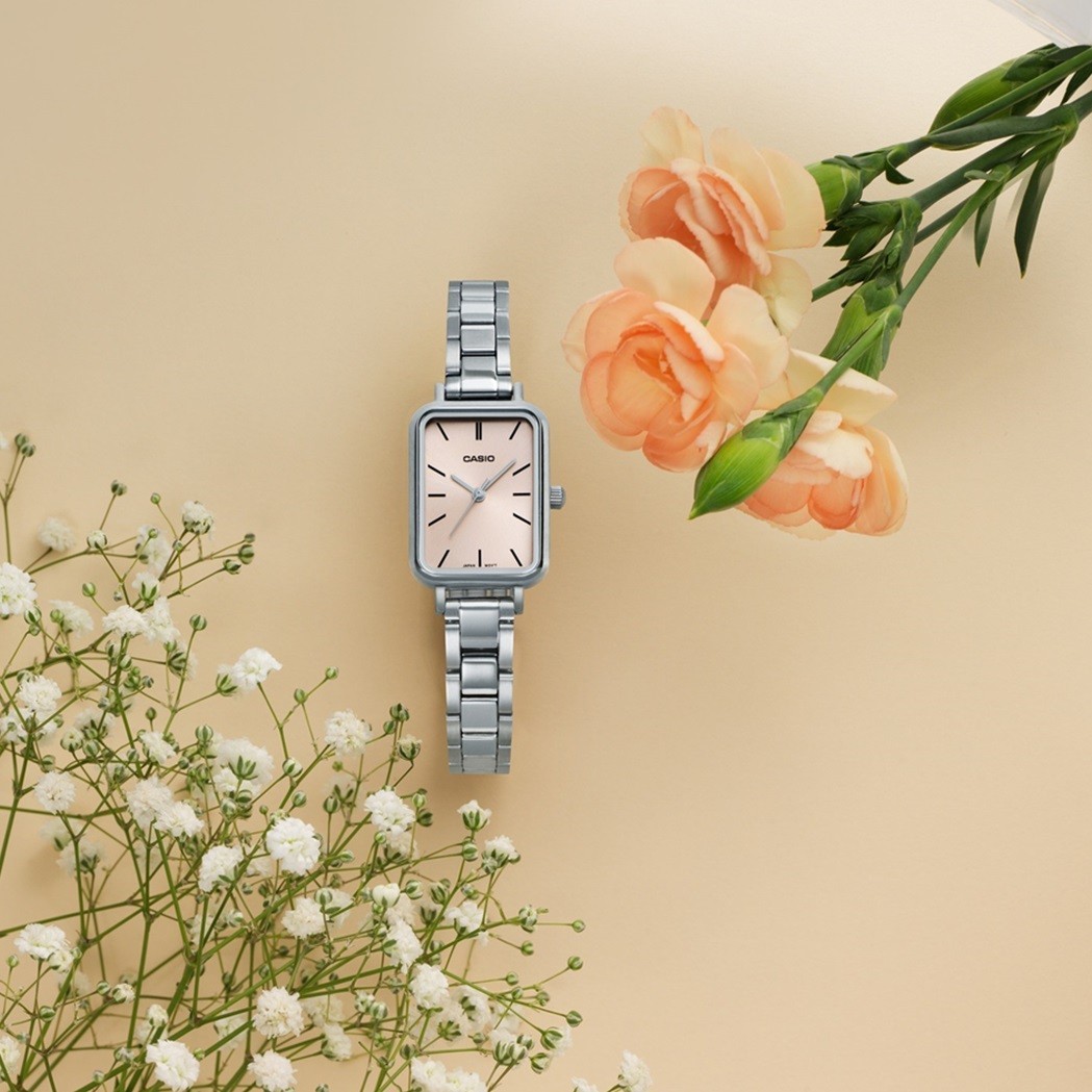 Đồng hồ Casio nữ LTP, thiết kế mặt chữ nhật tôn lên vẻ đẹp cổ tay người đeo