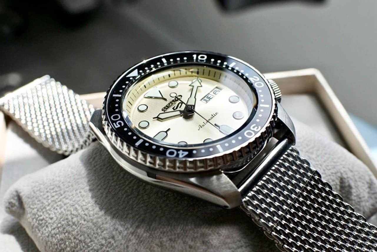 Review đồng hồ Seiko 5 Sport SRPE75K1