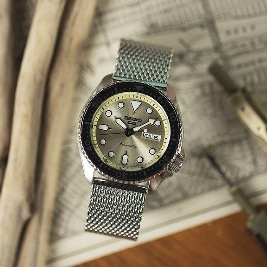 Review đồng hồ Seiko 5 Sport SRPE75K1