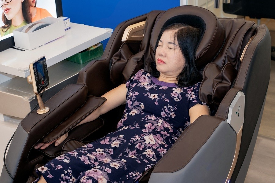 Khách hàng sử dụng ghế Massage trong thời gian chờ đợi tại cửa hàng