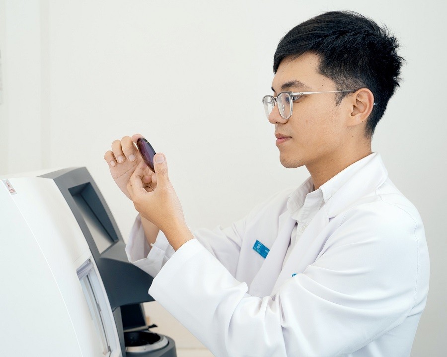 Kỹ thuật viên tại Kính Hải Triều
