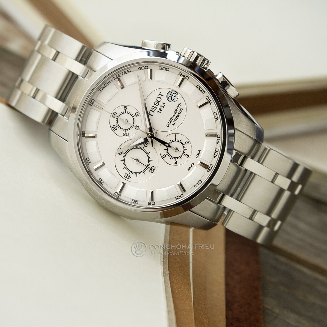 Viền mặt số đồng hồ được tích hợp thêm tính năng Tachymeter hỗ trợ người dùng đo tốc độ và khoảng cách