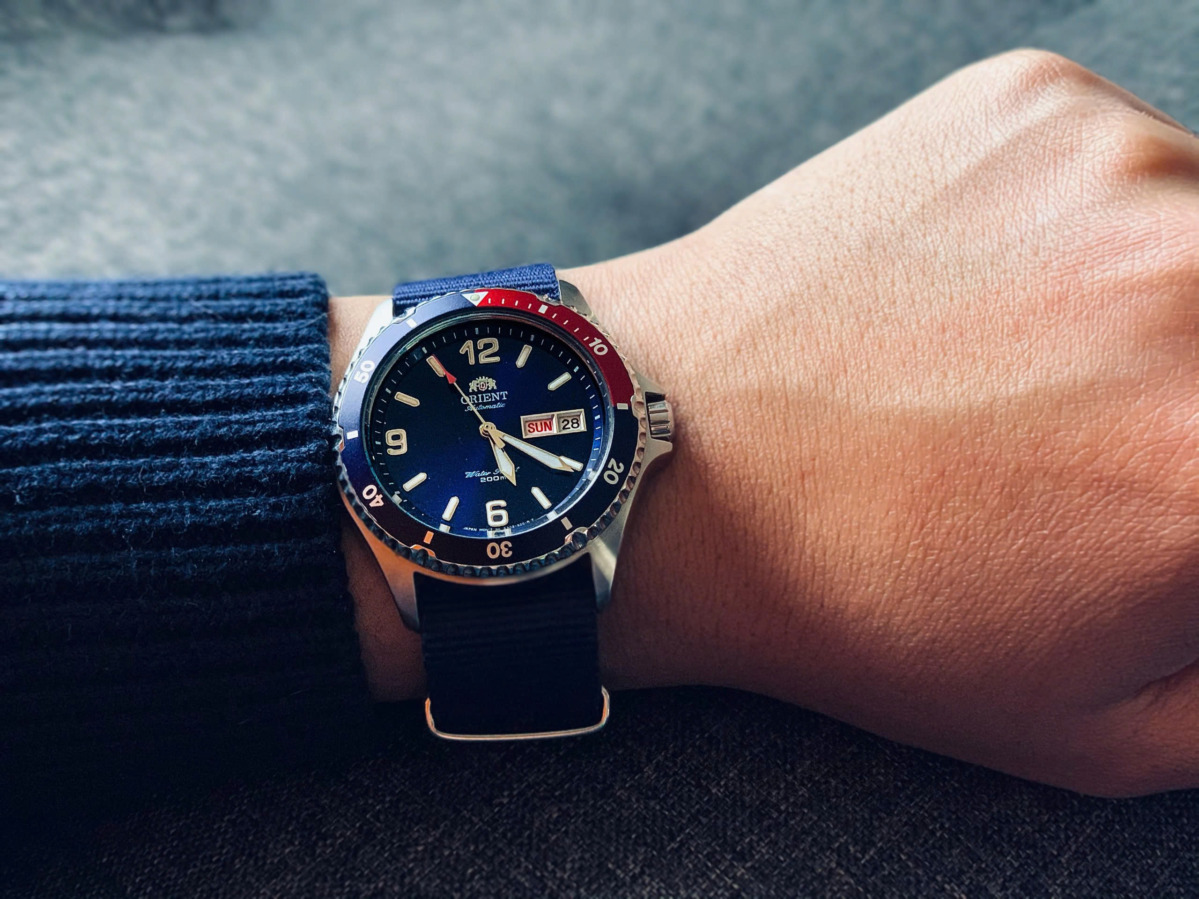 Orient Mako là đồng hồ Date Day Automatic mạnh mẽ, cá tính được thêm các chi tiết hiện đại - Hình 4