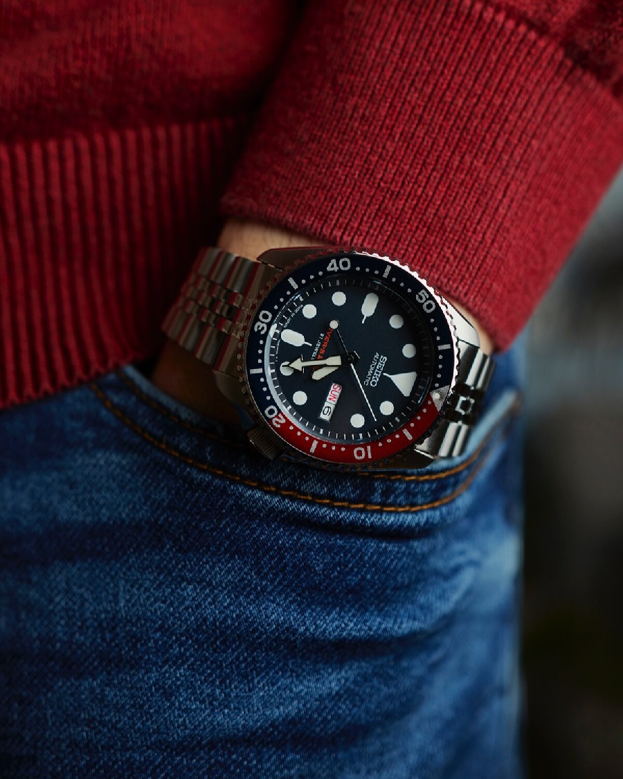 Nét đặc biệt trong thiết kế bezel khiến mẫu đồng hồ này còn được gọi với cái tên Seiko SKX009 Pepsi