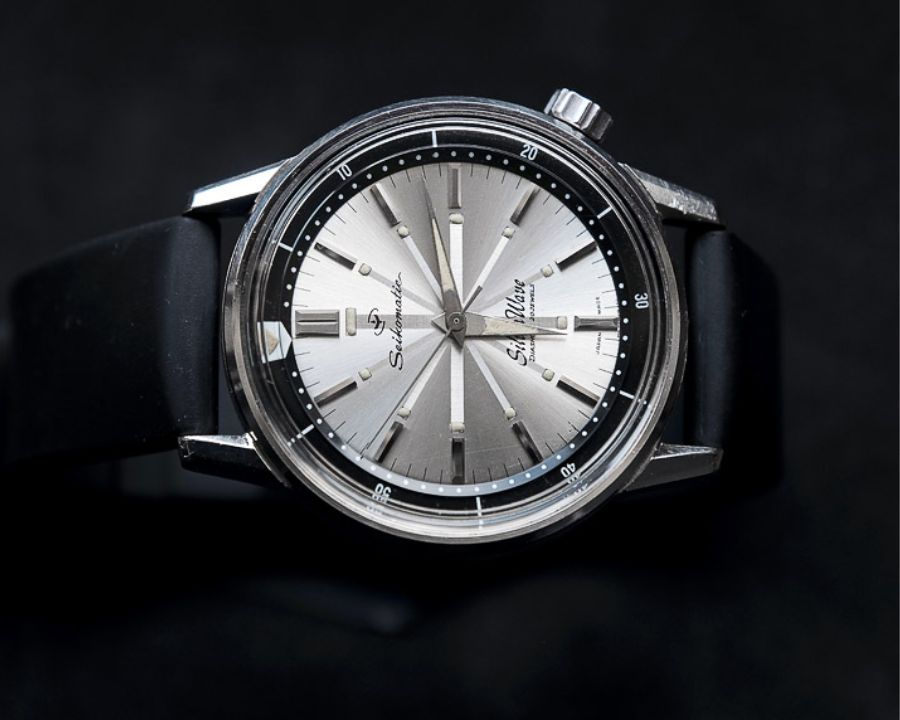 Chiếc đồng hồ đầu tiên có vành bezel thời gian xoay bên trong - Hình 3