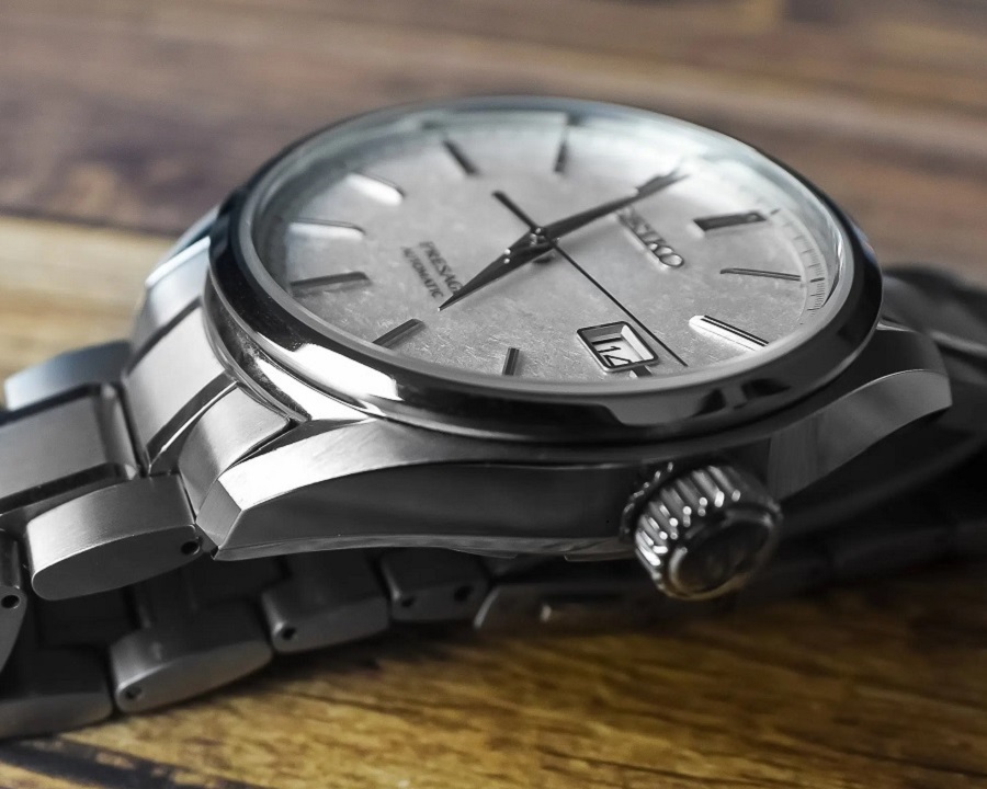 Chất liệu khung và dây đeo giúp chiếc đồng hồ này còn được gọi với cái tên "Seiko Presage Titanium SARX055" - ảnh 4