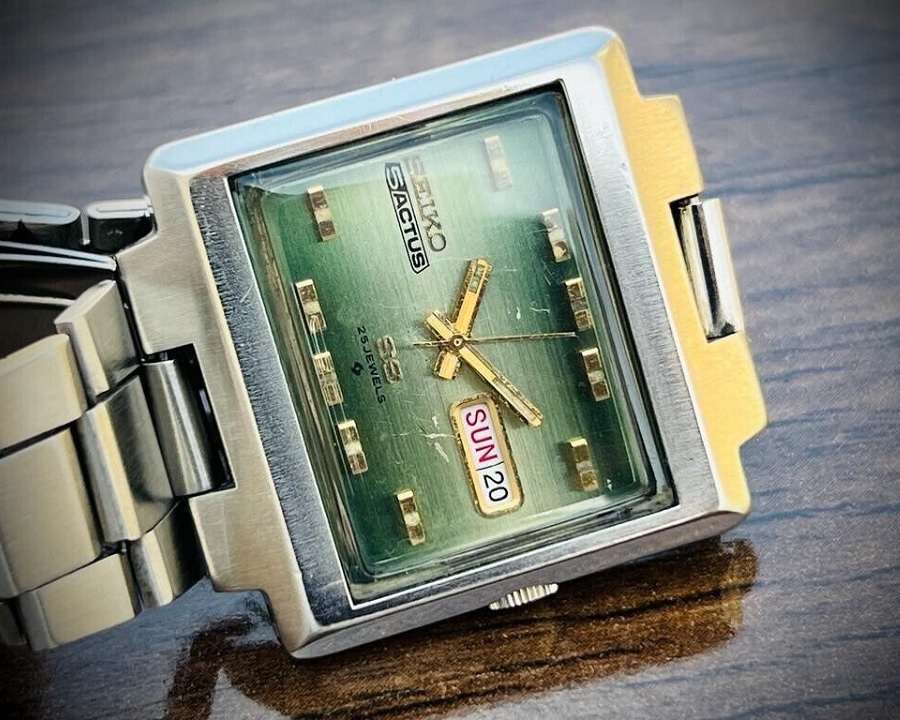 Mặt số với phối màu xanh lá tuyệt đẹp của Seiko 5 Actus 6106-5530 - ảnh 6