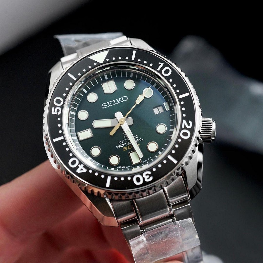Mặt số màu xanh lá tuyệt đẹp trên chiếc Seiko SLA047