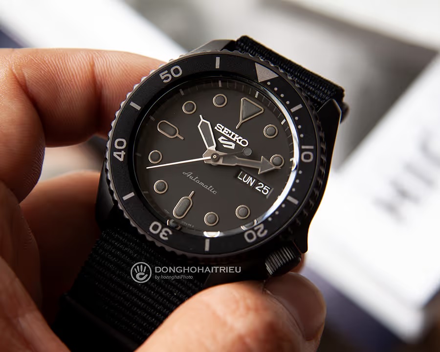 Chất liệu trên Seiko SRPD giúp hạn chế khả năng bị trầy xước