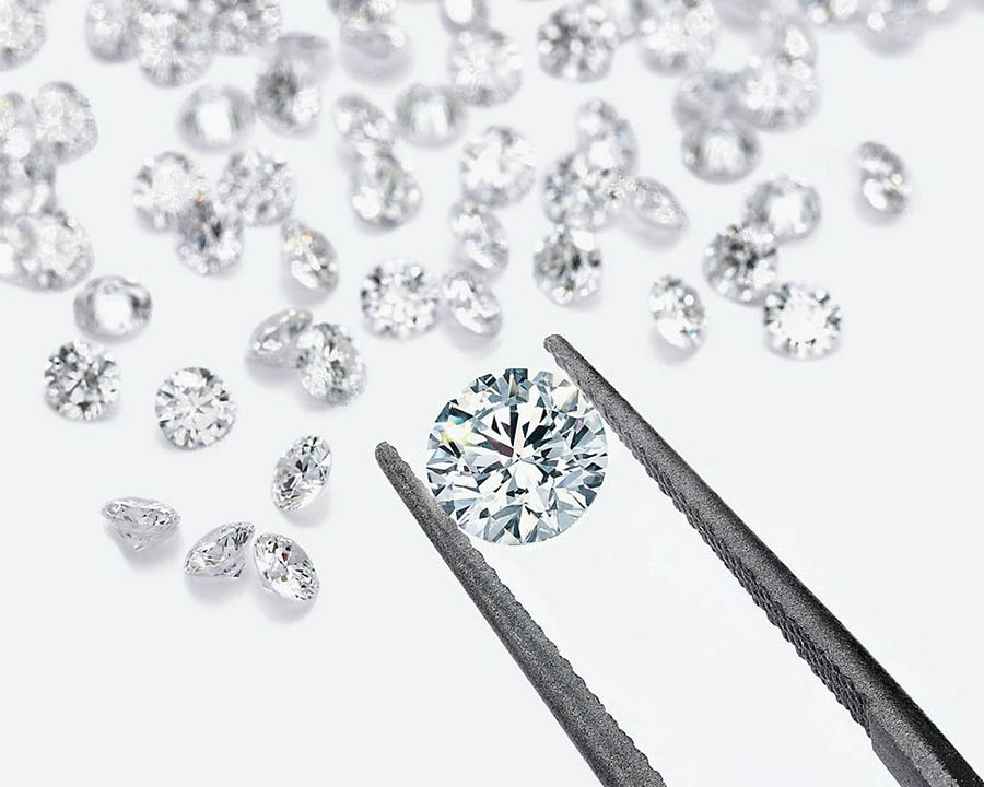 Đá CZ hay còn gọi là Cubic Zirconia, là một loại đá mô phỏng kim cương, trông giống kim cương tự nhiên, nhưng được làm bằng vật liệu khác