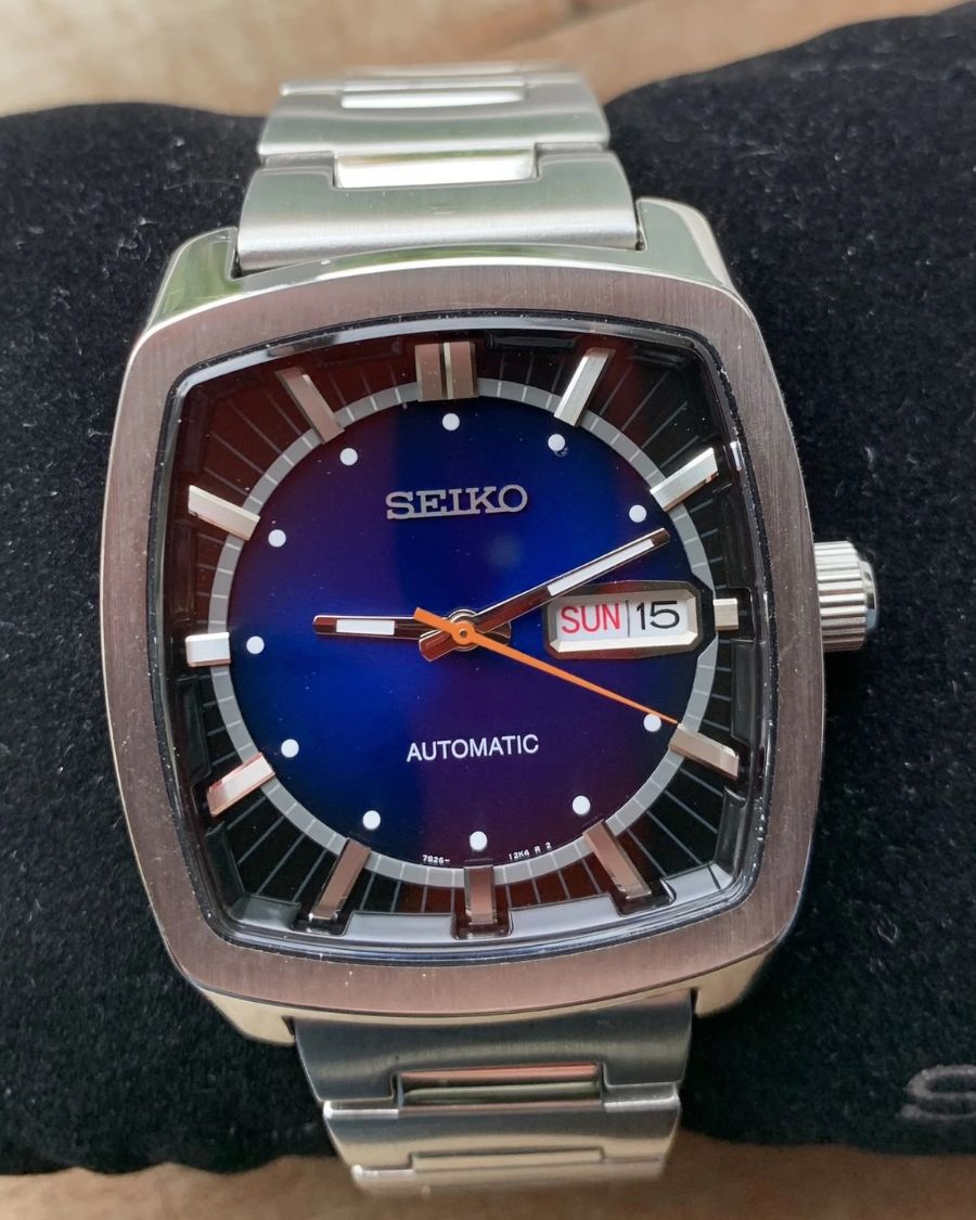 Seiko Recraft SNKP23 với mặt số màu xanh lam cùng kim phút màu cam nổi bật.