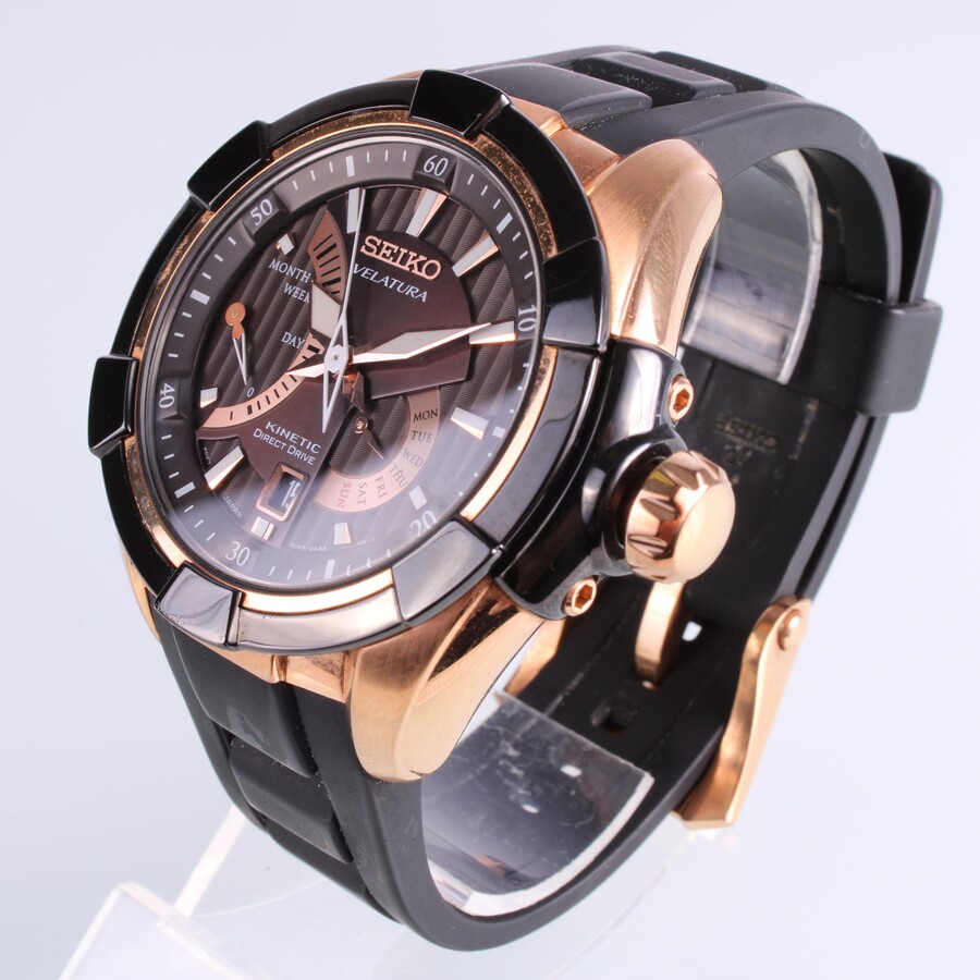 Seiko Kinetic Direct Drive tích hợp chức năng lên dây cót thủ công, mang tính biểu tượng của dòng đồng hồ cơ