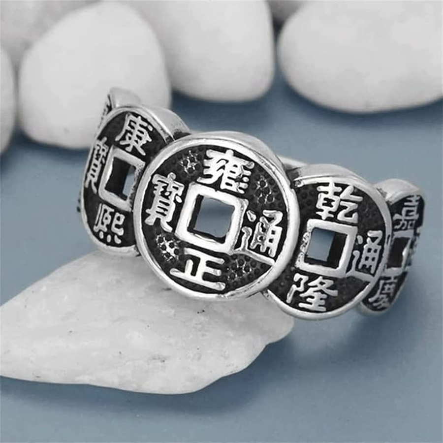Nhẫn được làm từ chất liệu vàng trắng hoặc bạc là sự lựa chọn hoàn hảo cho quý ông mệnh Kim